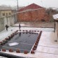 en el patio con las niñas nevando